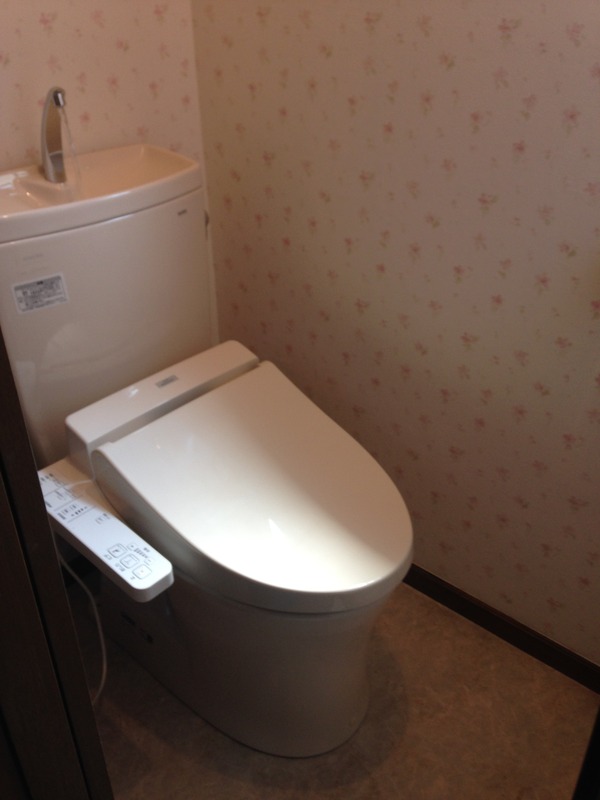 トイレと壁紙をチェンジ 三和水道管理 トイレリフォーム専門店